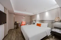 Yitel Premium (Shanghai people's Square Nanjing Road Pedestrian Street shop) Hotels near Shanghai Ocean Aquarium